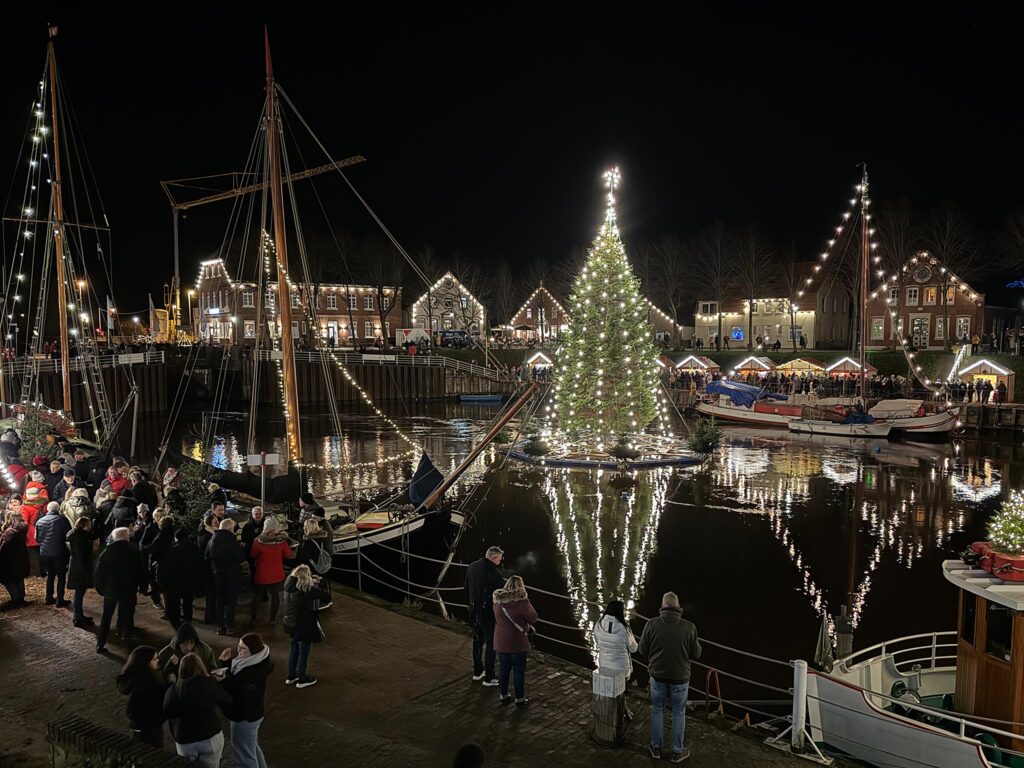 Schwimmender Weihnachtsbaum und Wintermarkt