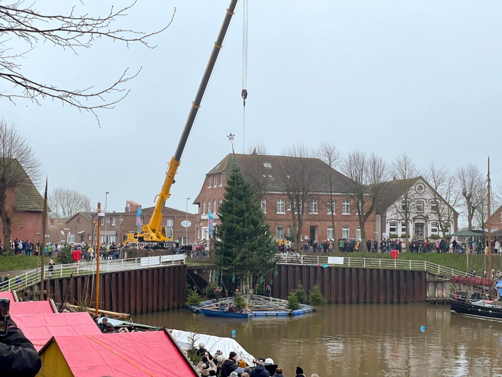 Aufstellen Schwimmender Weihnachtsbaum in Carolinensiel