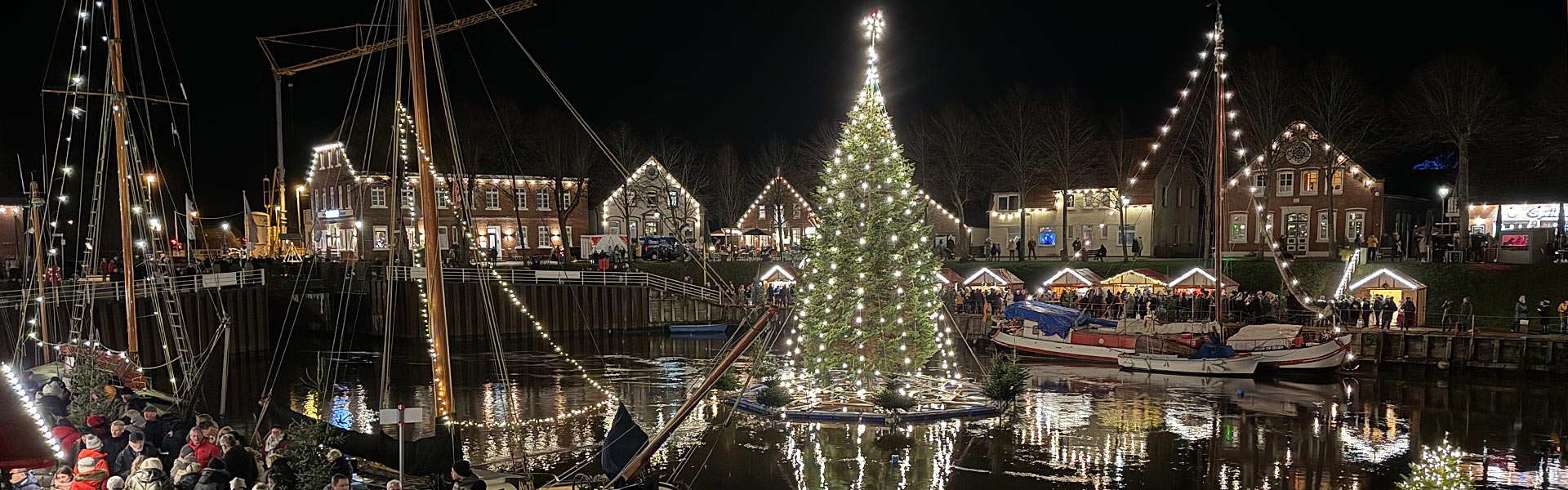 Der Schwimmende Weihnachtsbaum in Carolinensiel